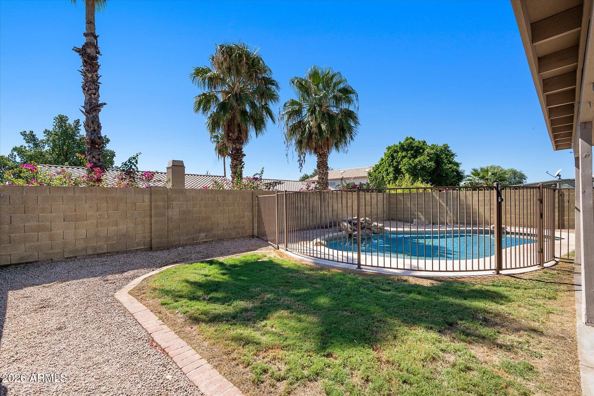 2823 E BLACKHAWK Drive