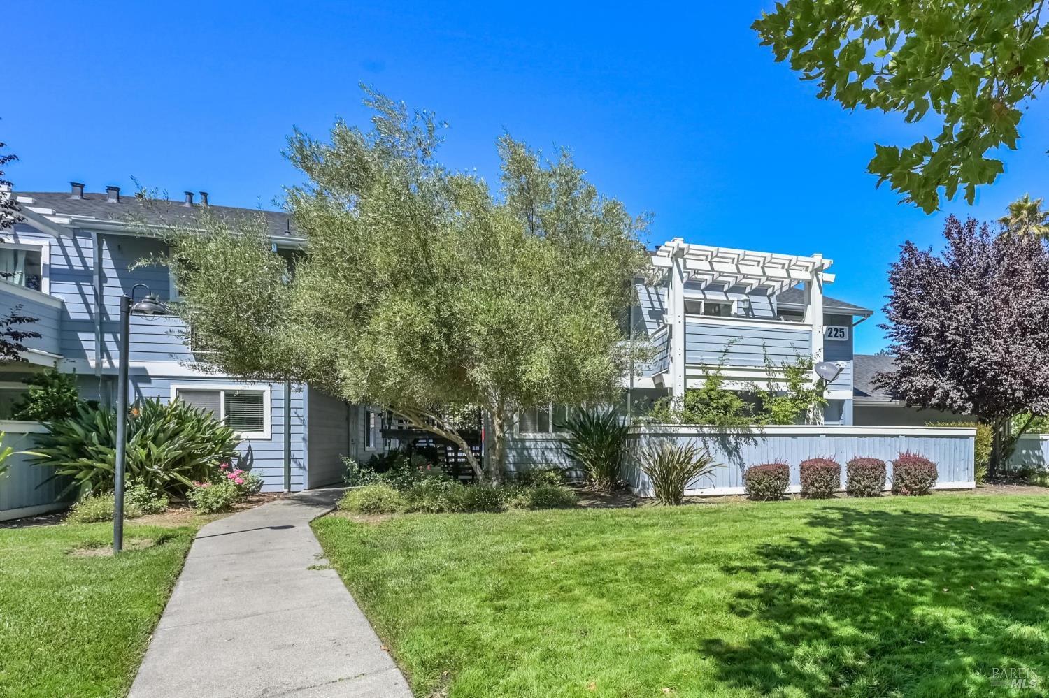 225 Burt St #34