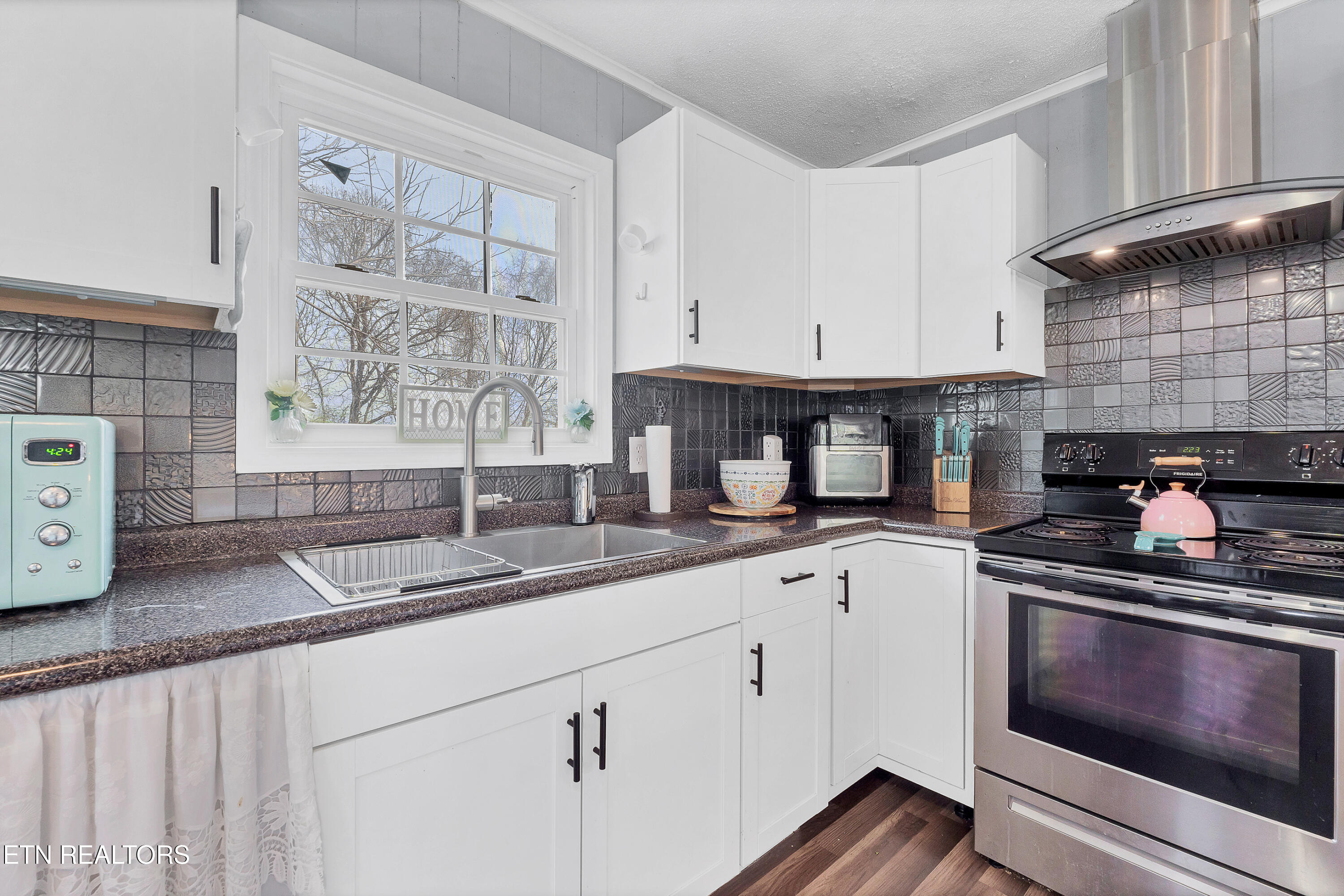 1733 N Parkridge Drive