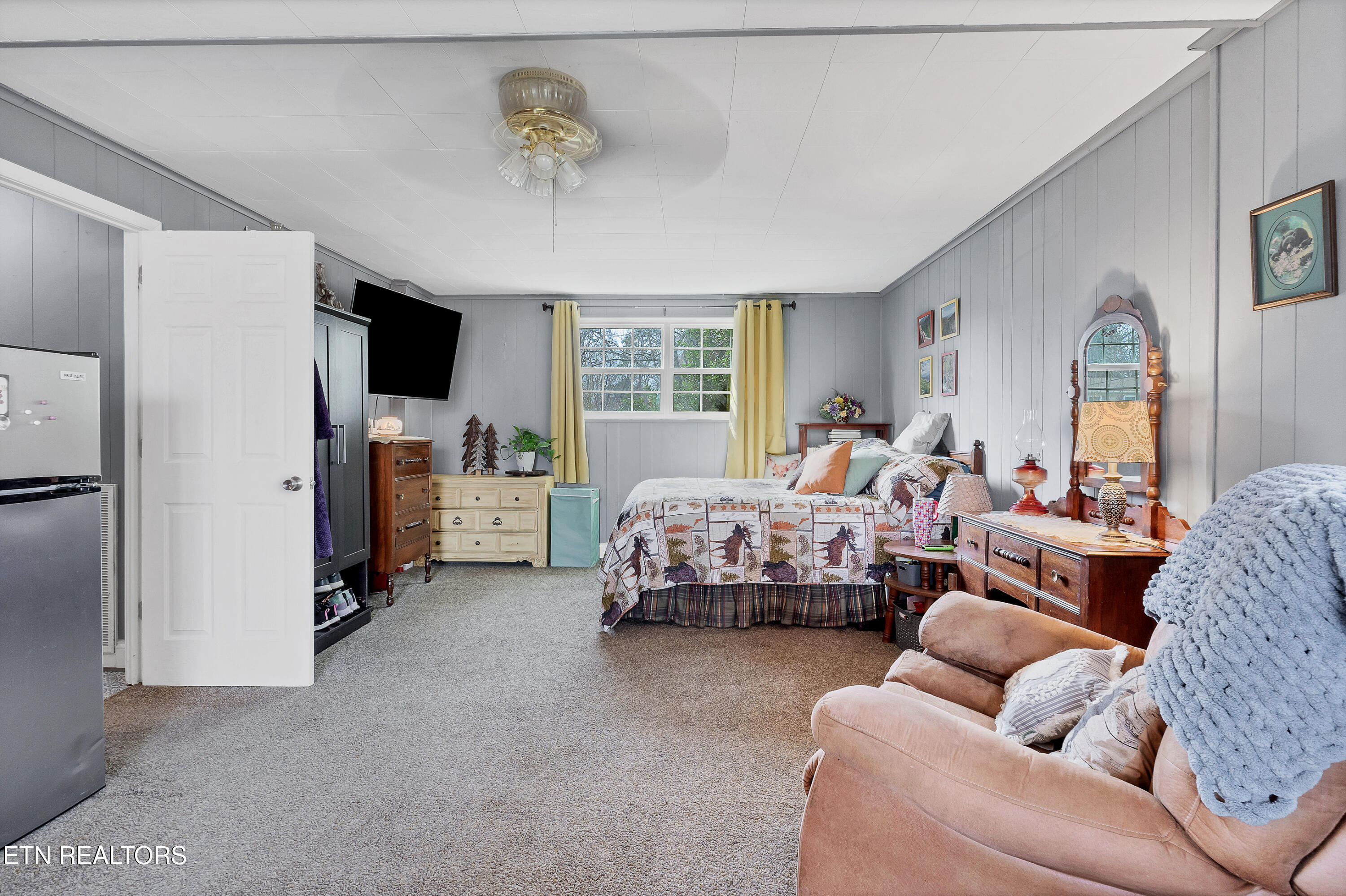 1733 N Parkridge Drive