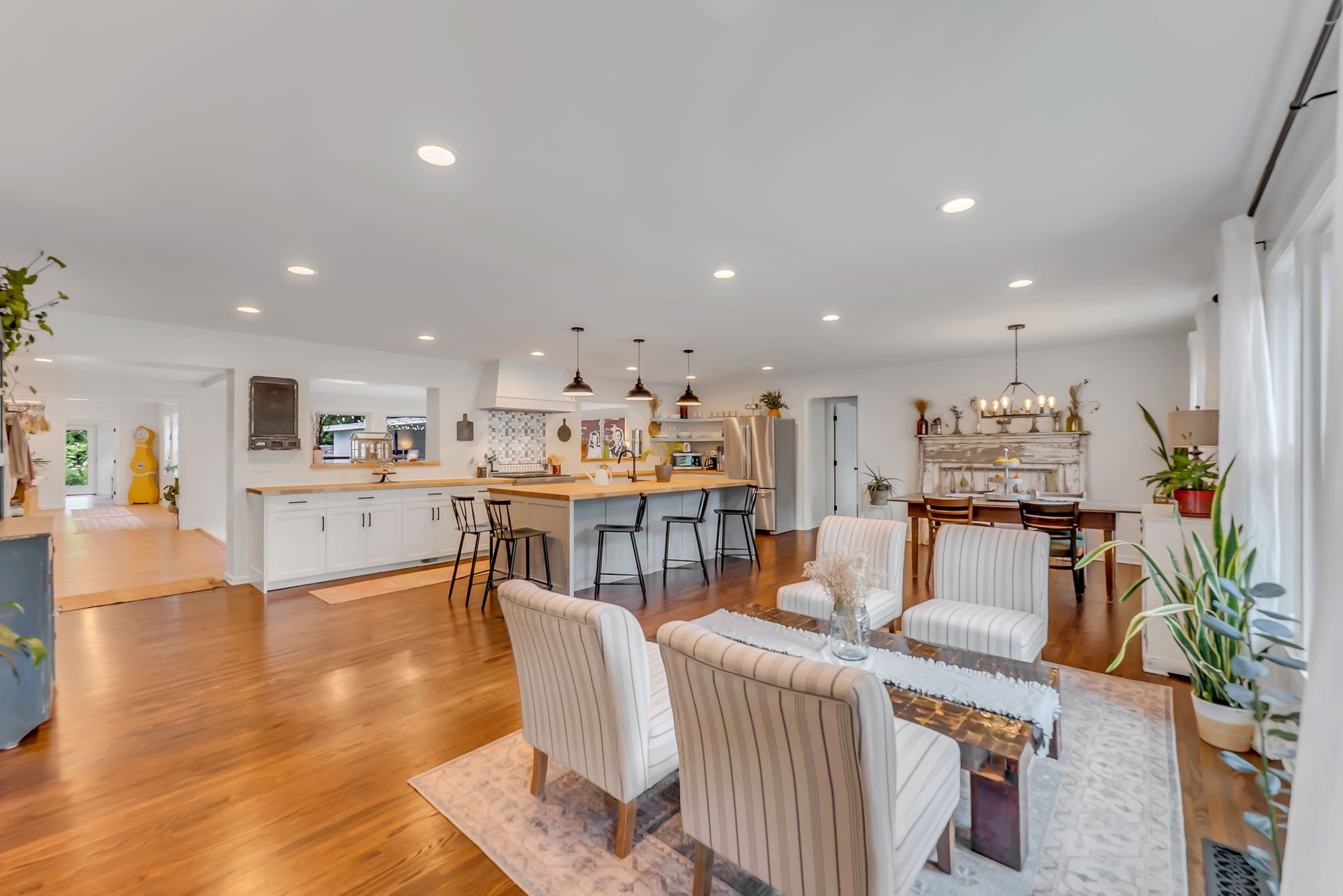 305 Meadowlawn Dr