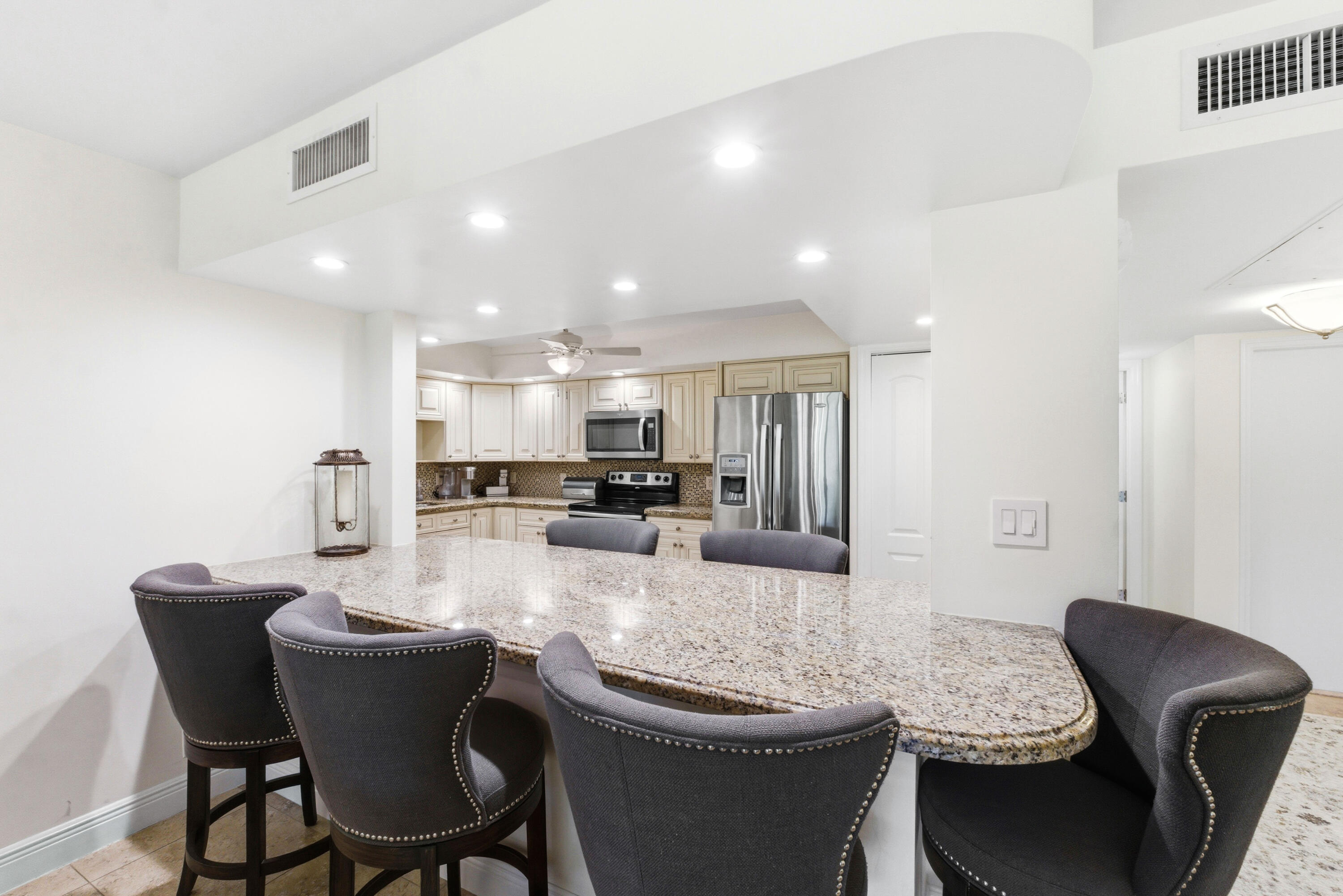 3800 Oaks Clubhouse Drive 106