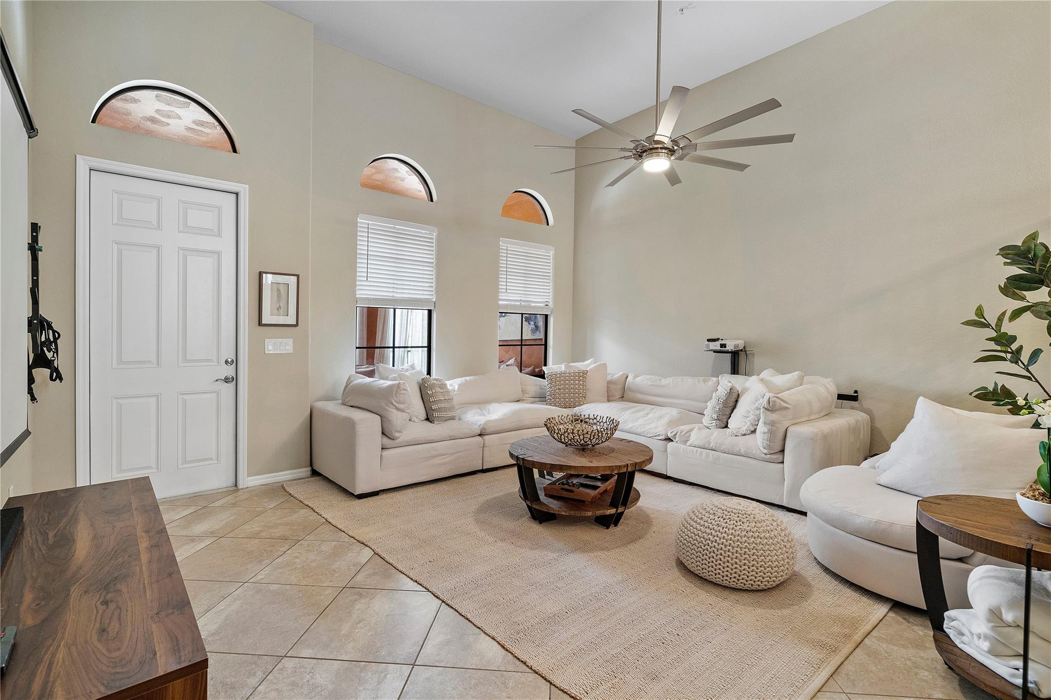 11711 Izarra Way 6111
