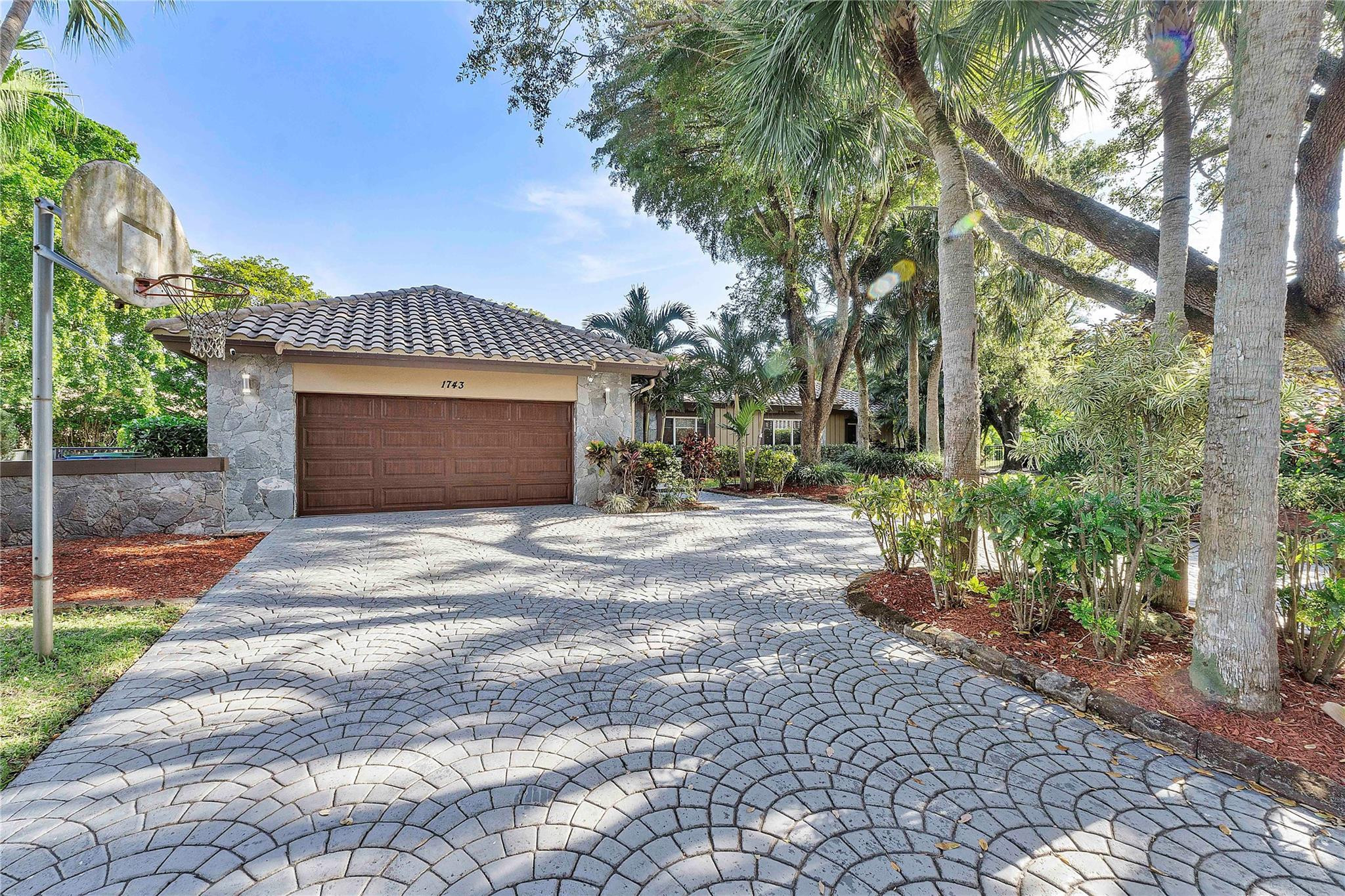1743 Vestal Way