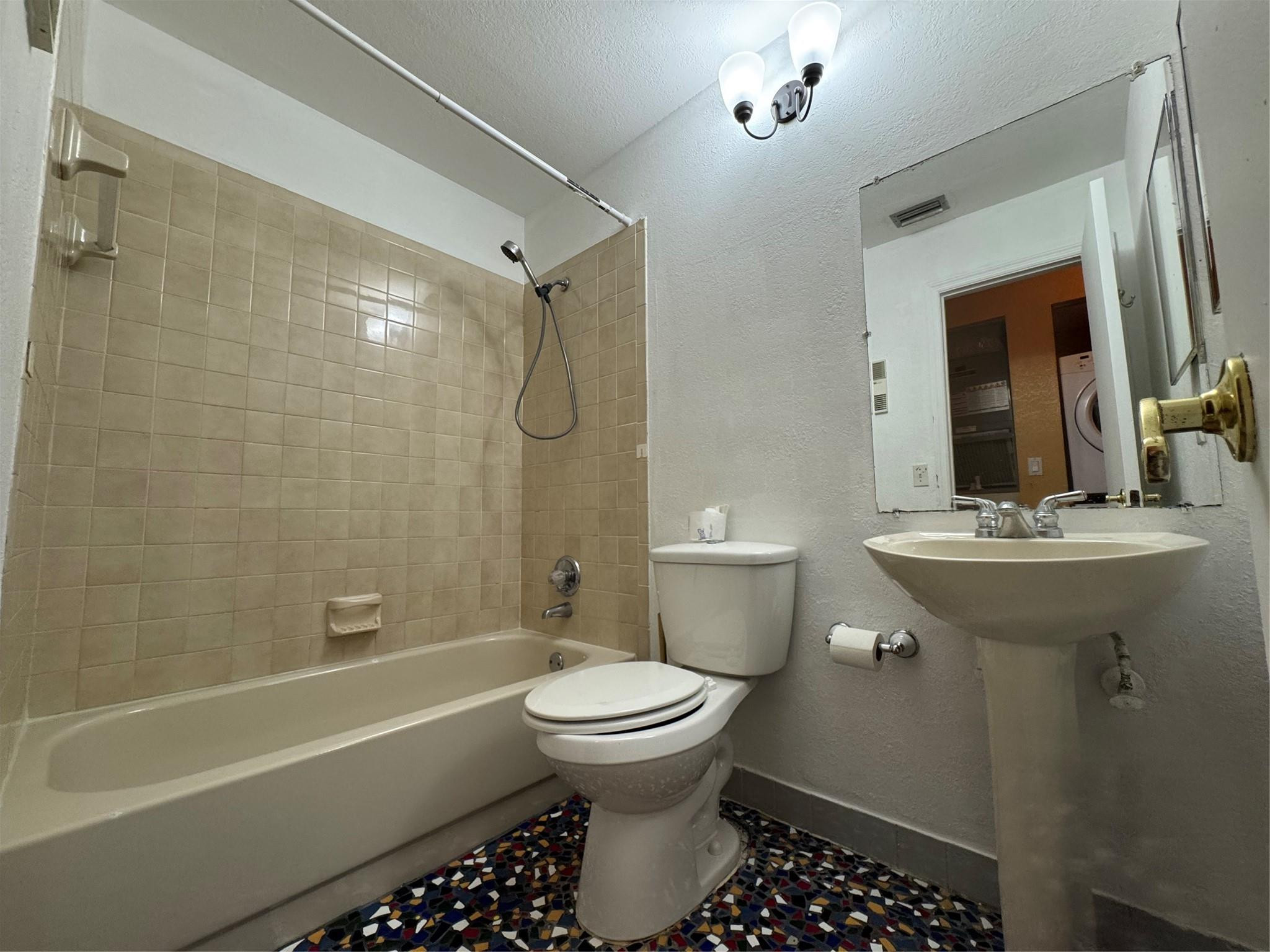 1423 Avon Lane 213