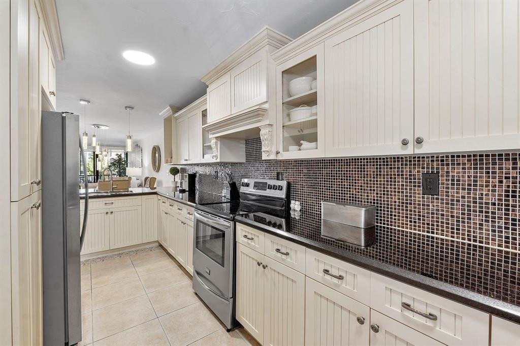 9 Royal Palm Way 206