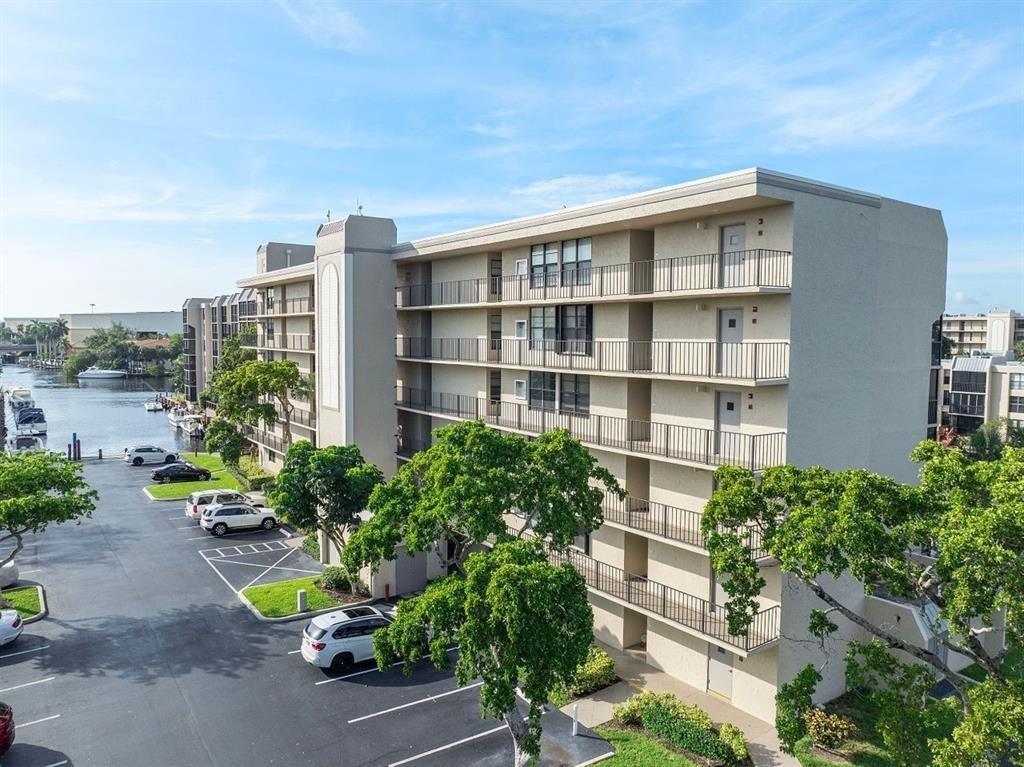 9 Royal Palm Way 206