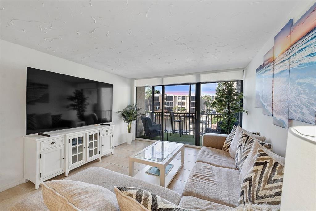 9 Royal Palm Way 206
