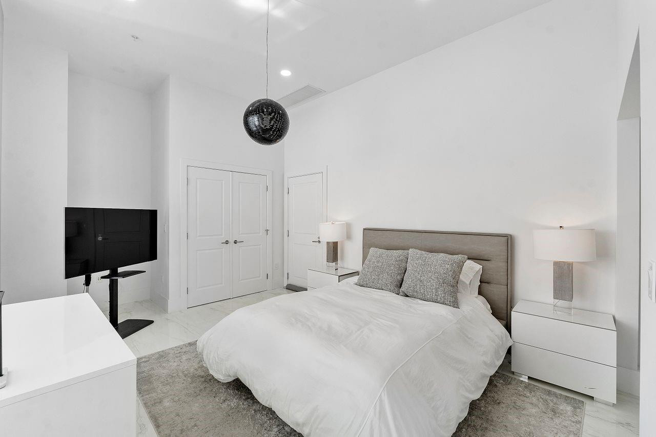 1 N Ocean Boulevard 207
