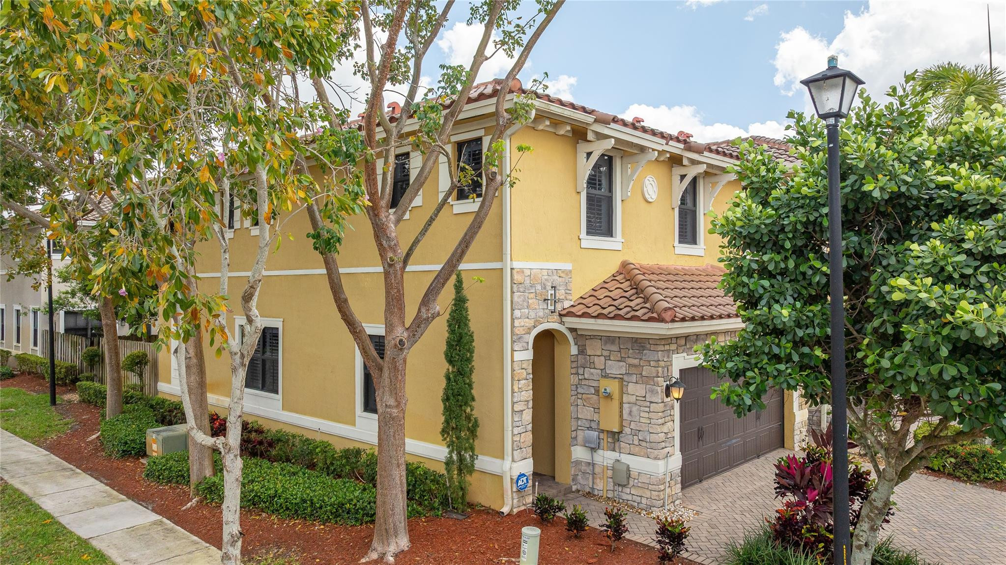 8448 Lakeview Trail