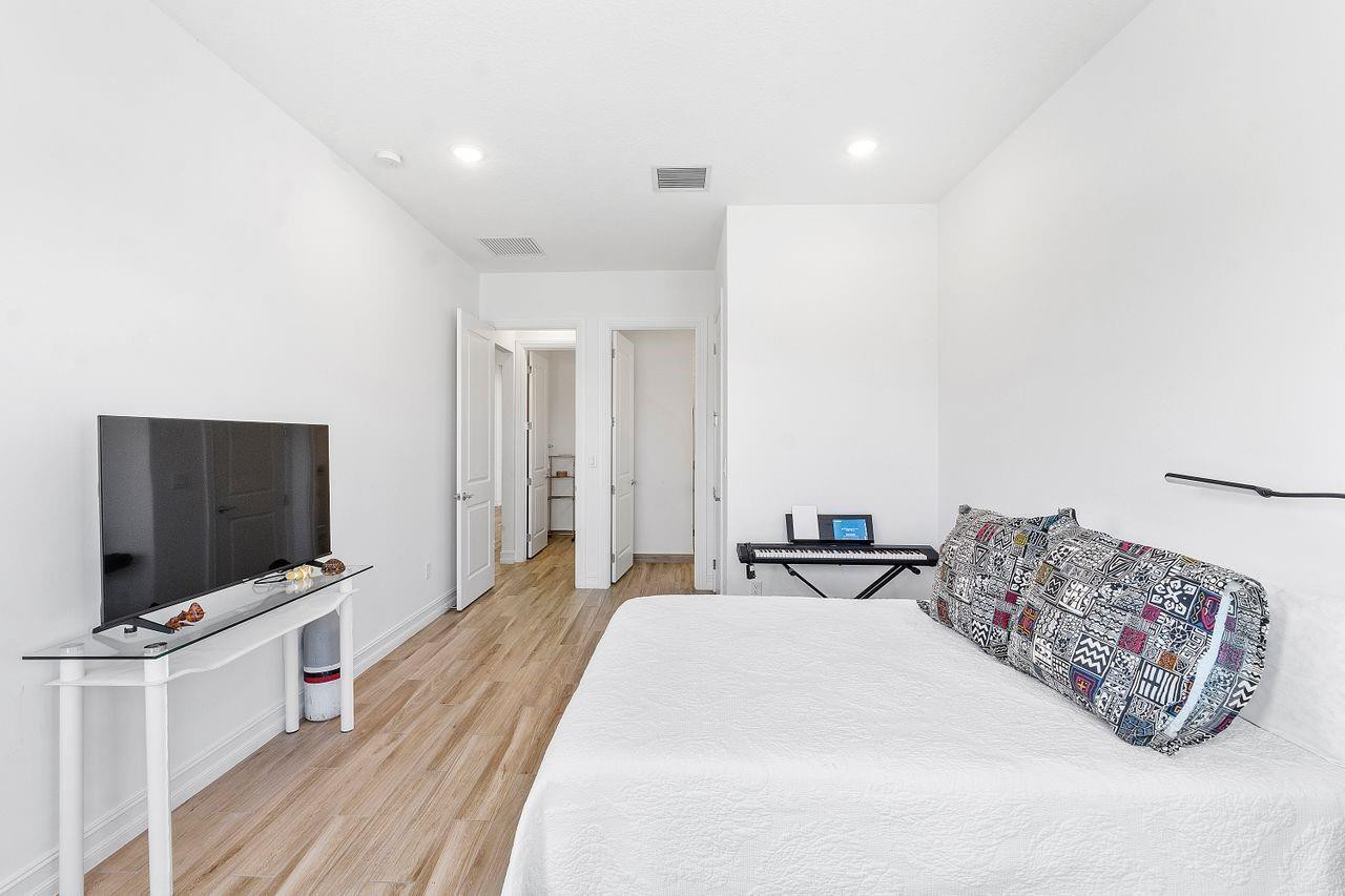 11990 Leon Circle