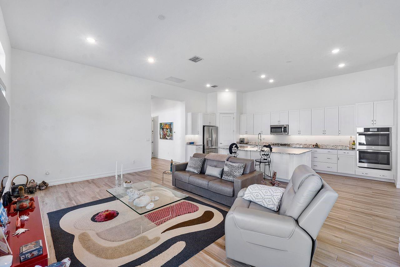 11990 Leon Circle