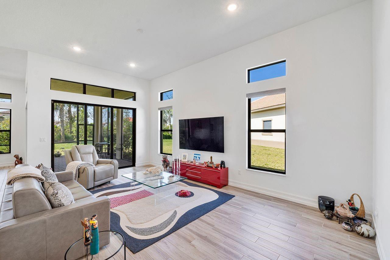 11990 Leon Circle
