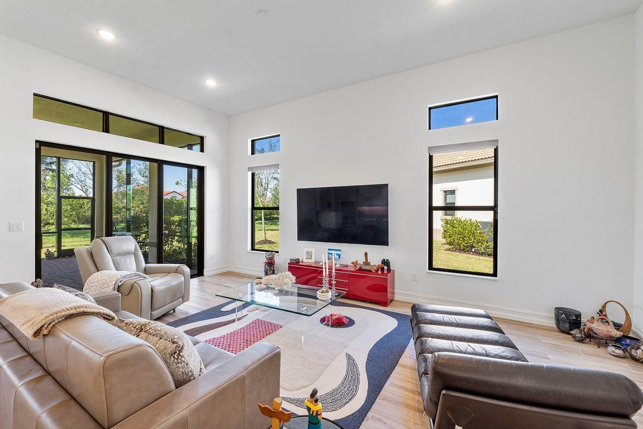 11990 Leon Circle