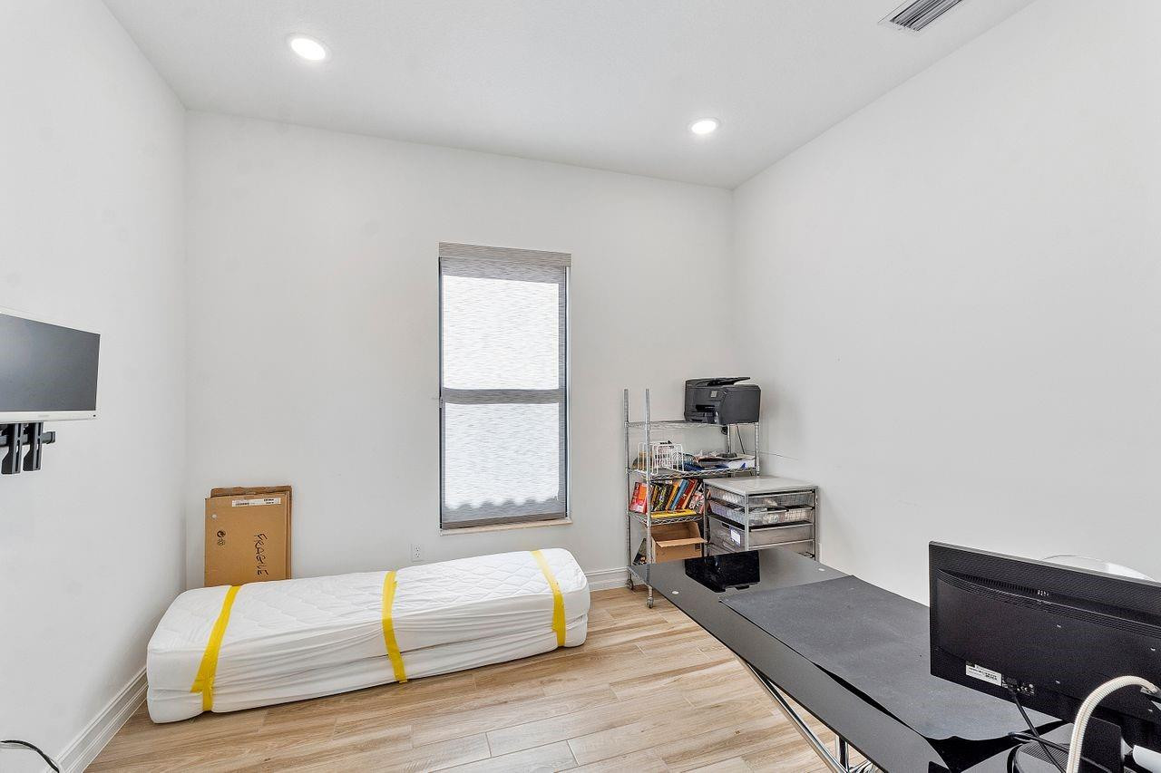 11990 Leon Circle