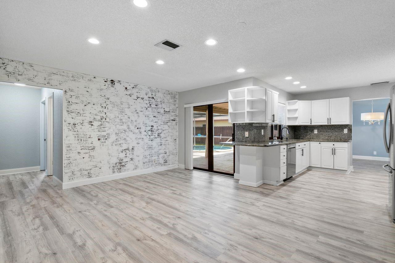 8477 NW 27th Drive