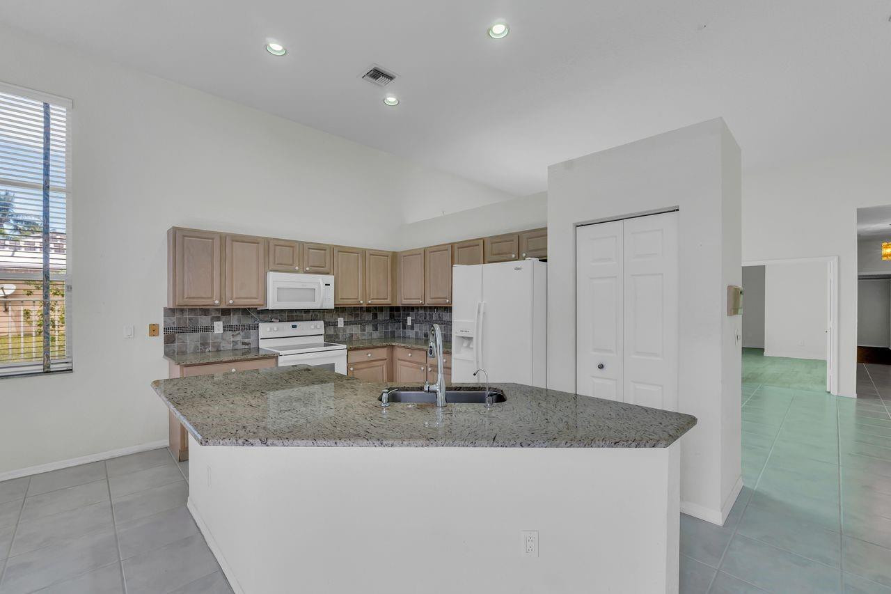 7665 NW 71st Terrace