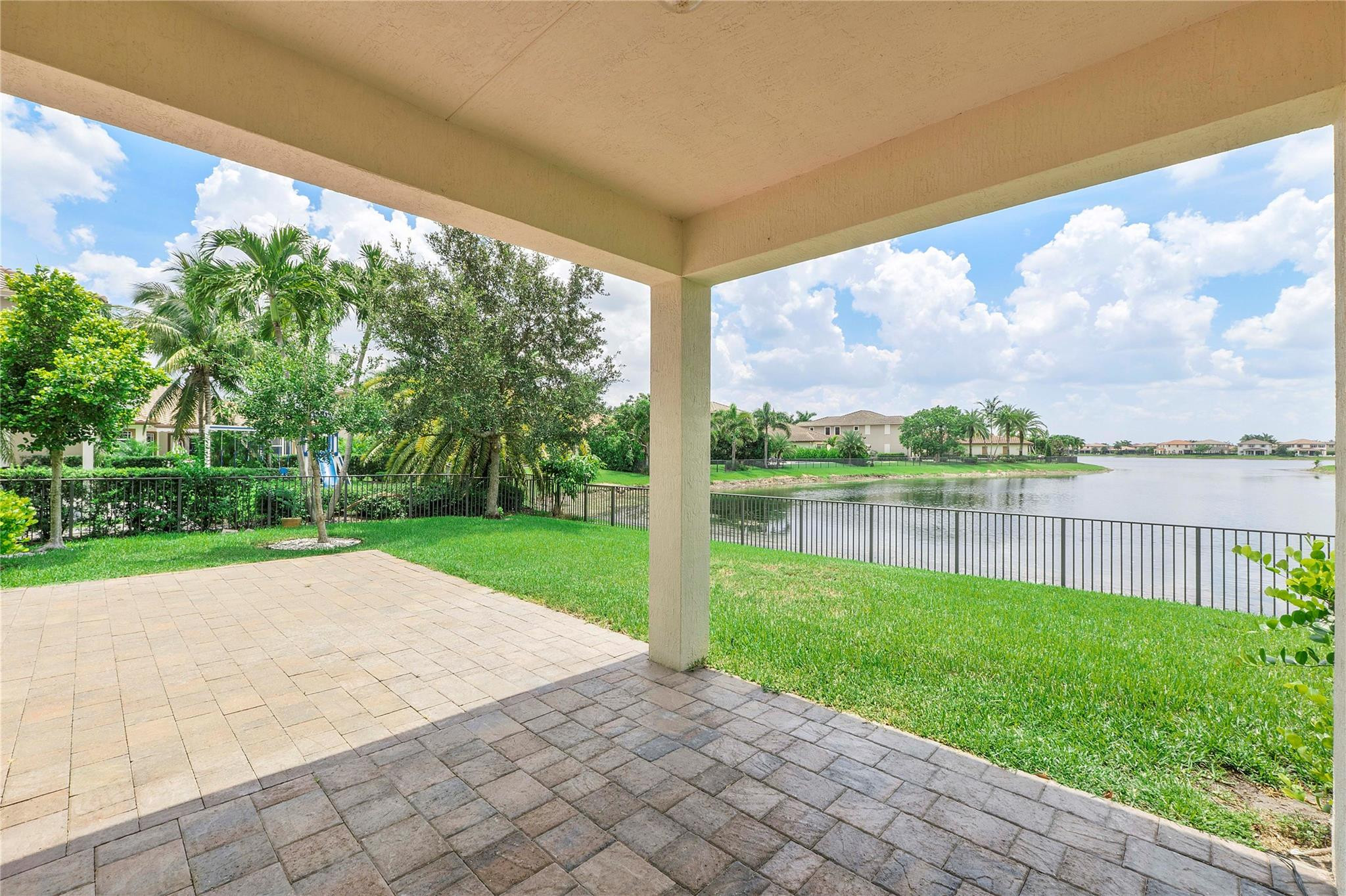 9860 Lakeview Lane