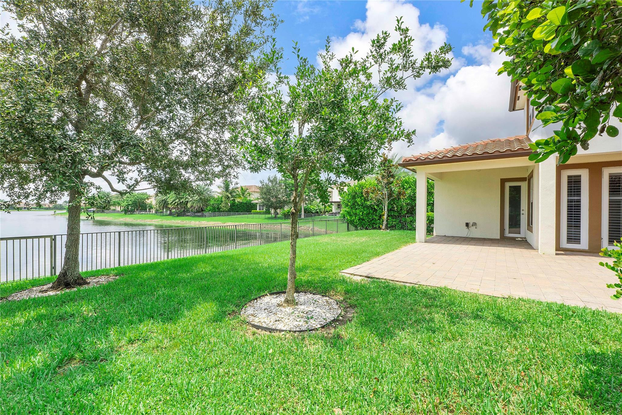 9860 Lakeview Lane