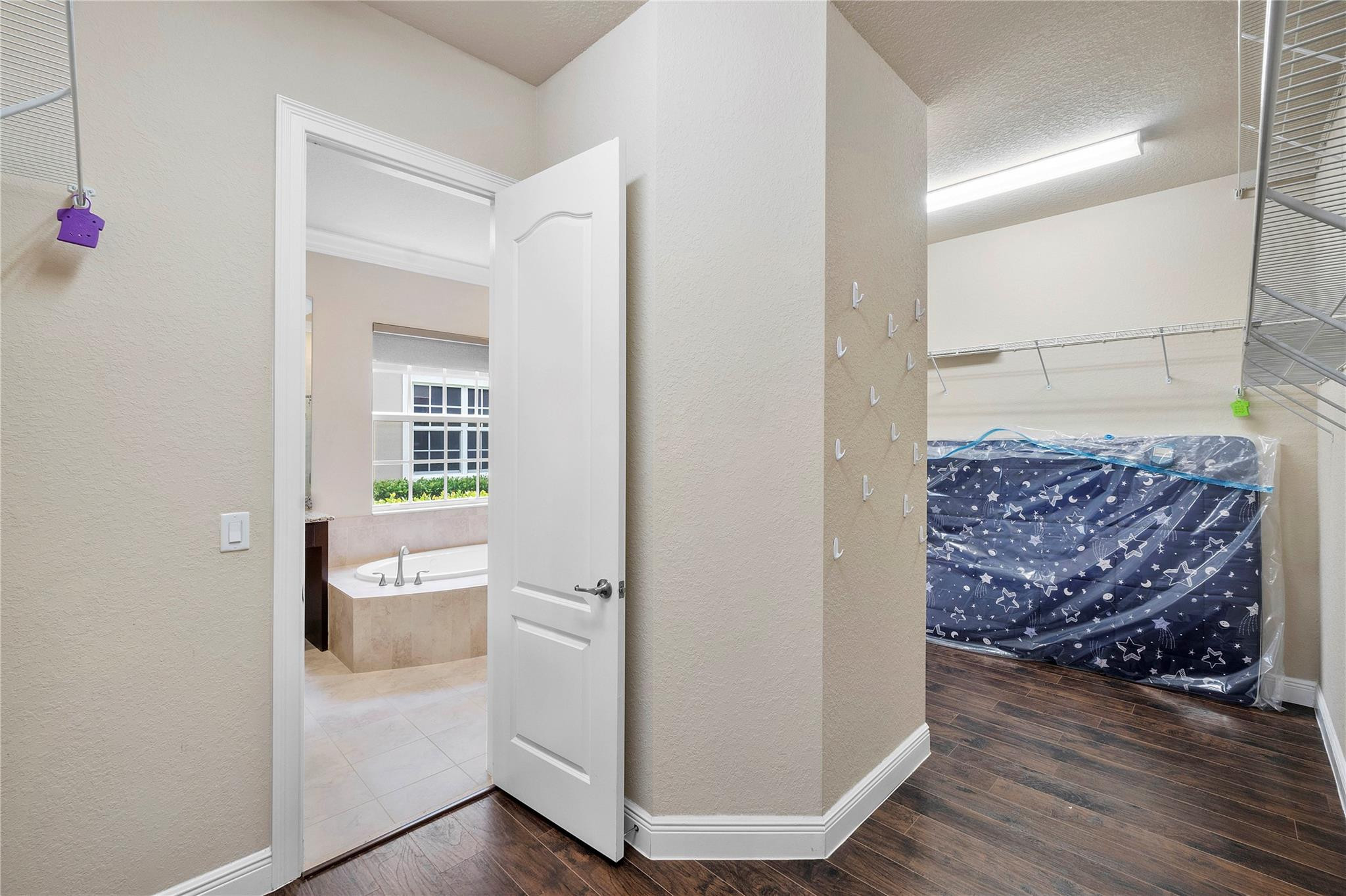 9860 Lakeview Lane
