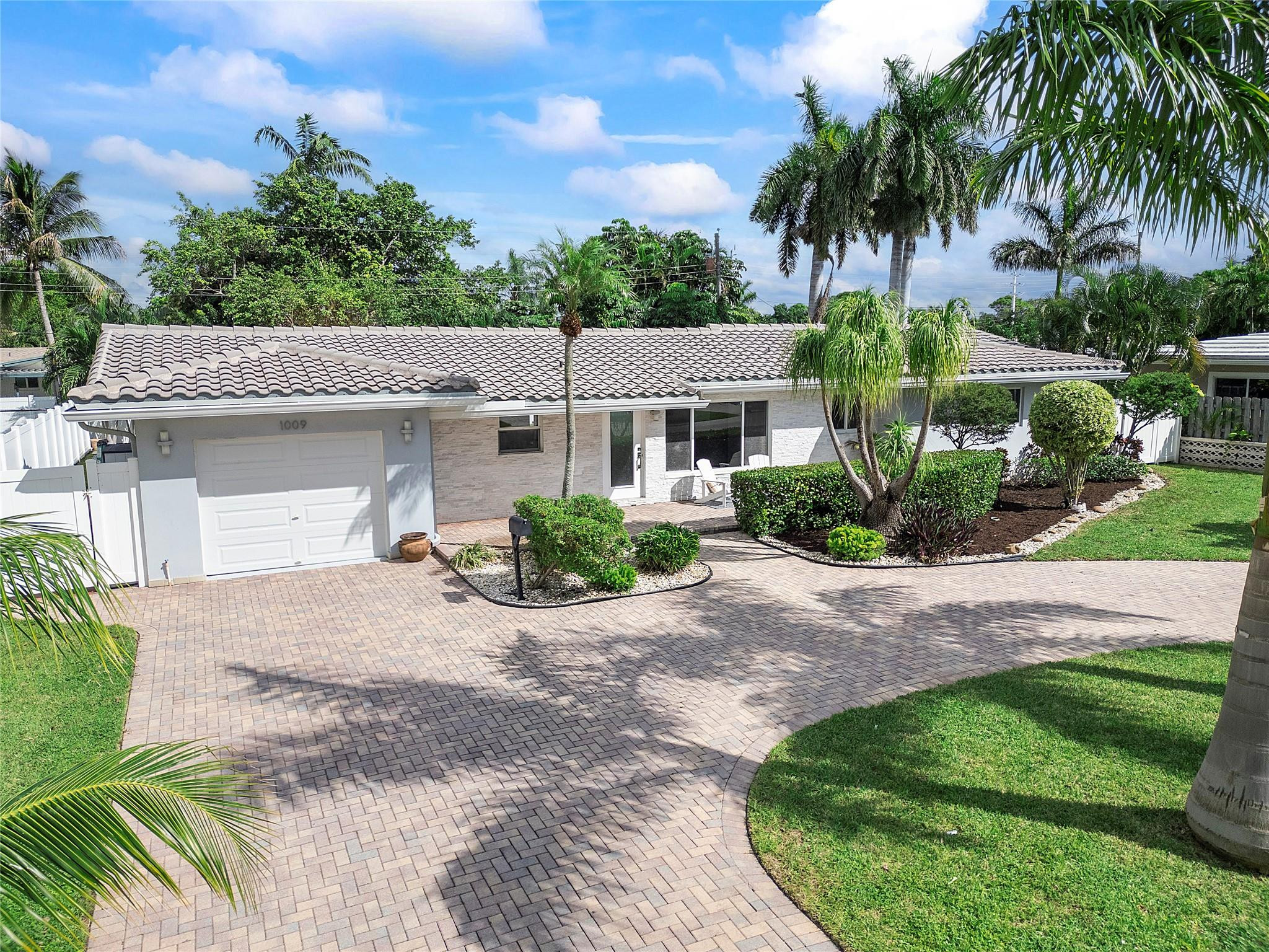 1009 SE 10th Court