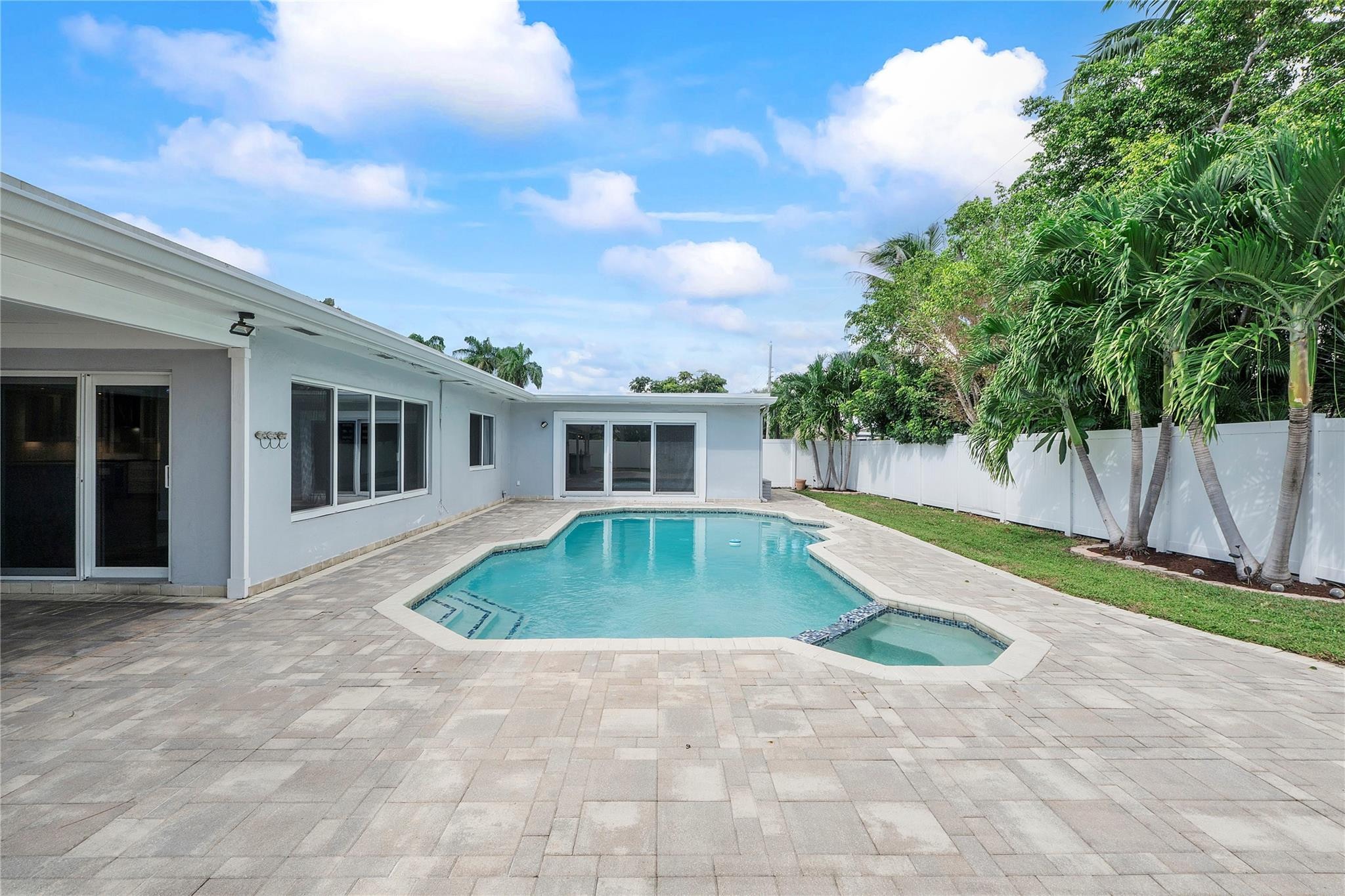 1009 SE 10th Court