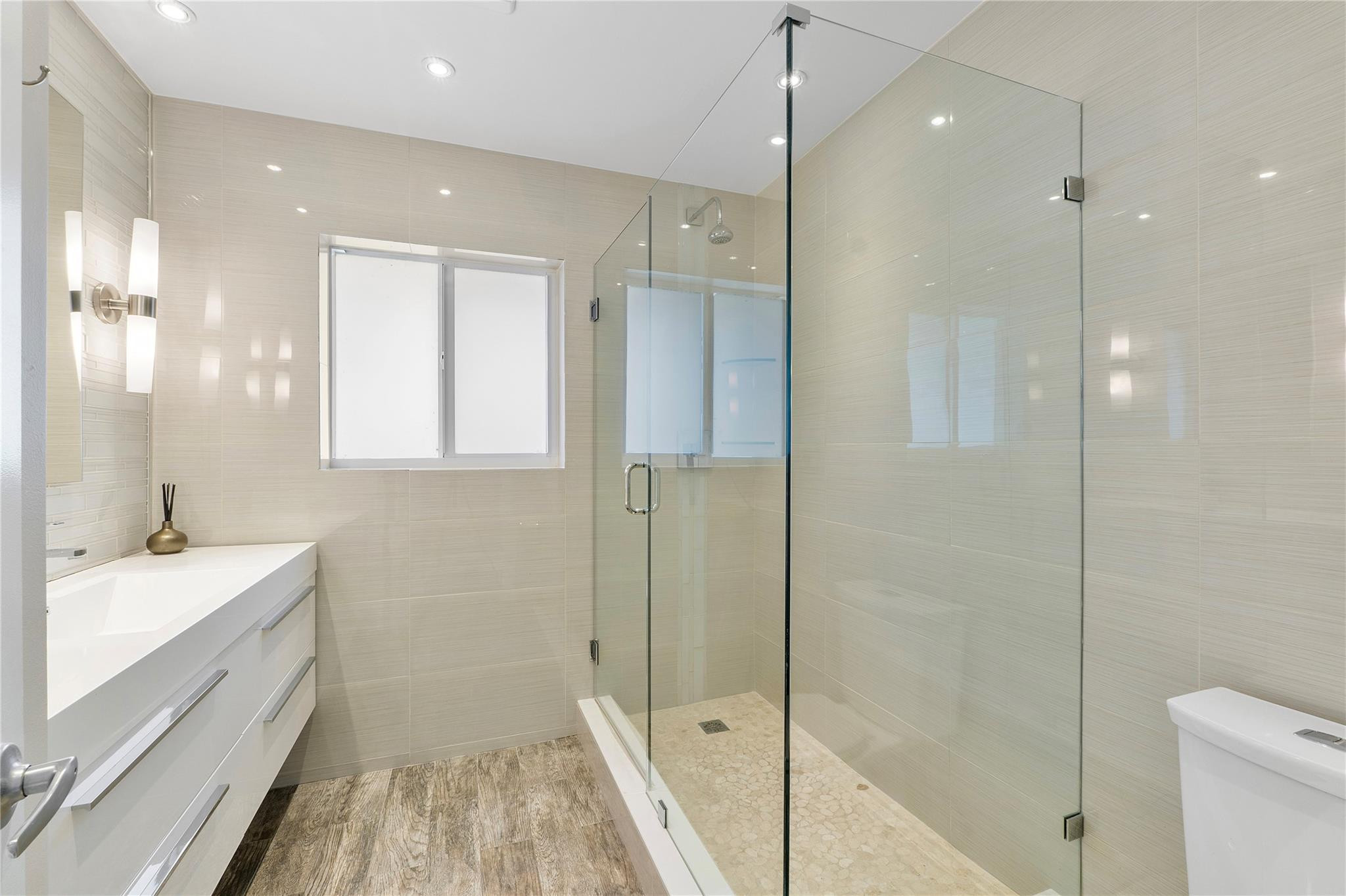 1009 SE 10th Court