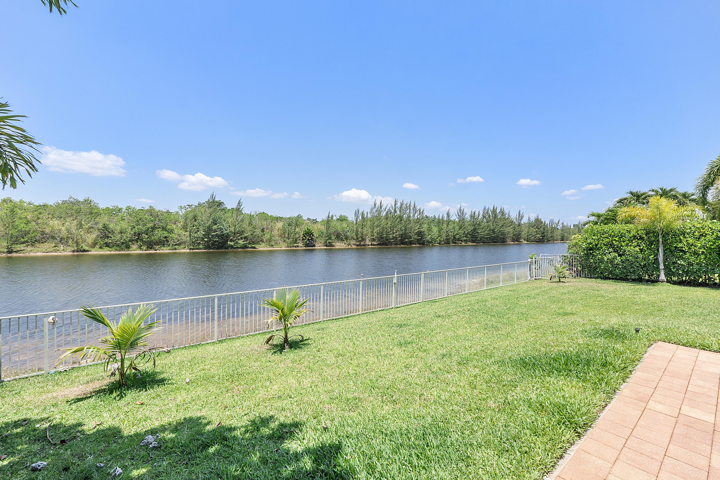 5318 SW 195th Terrace