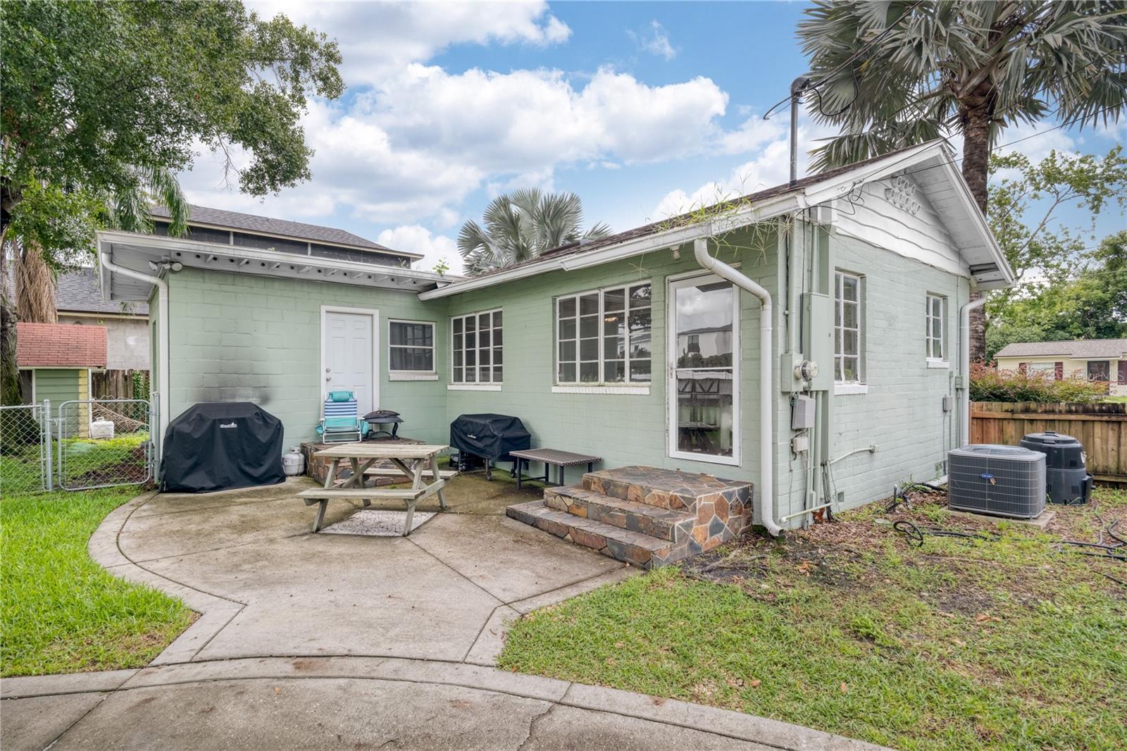109 W HAZEL ST