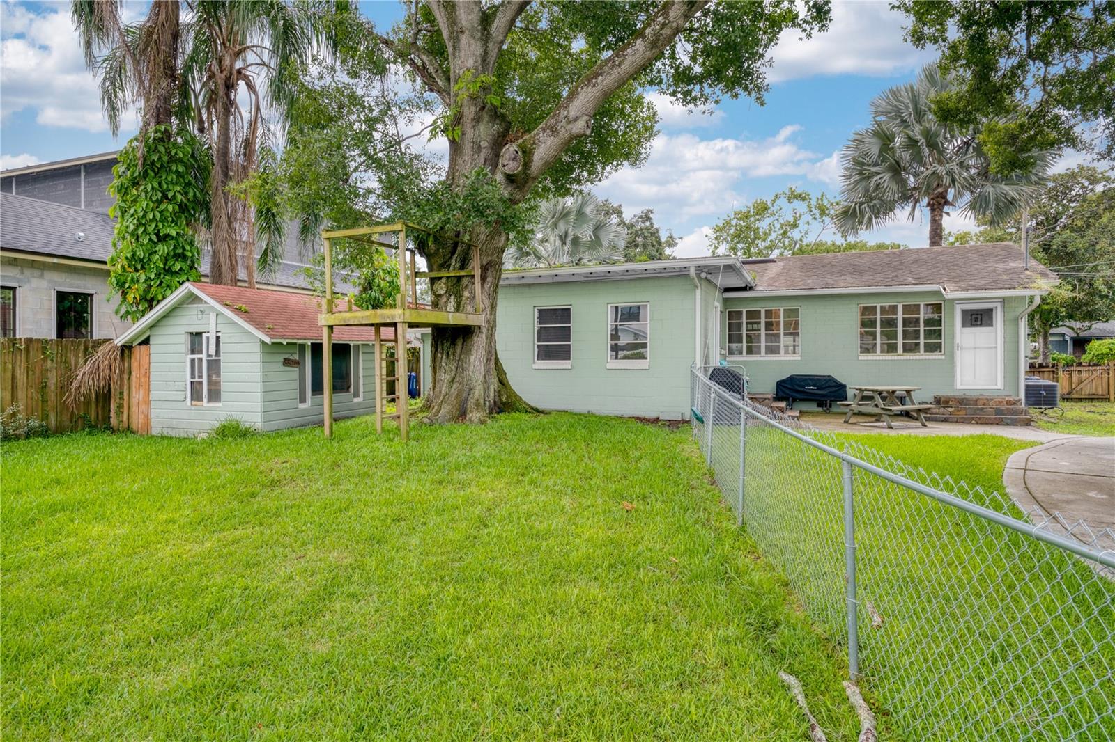 109 W HAZEL ST