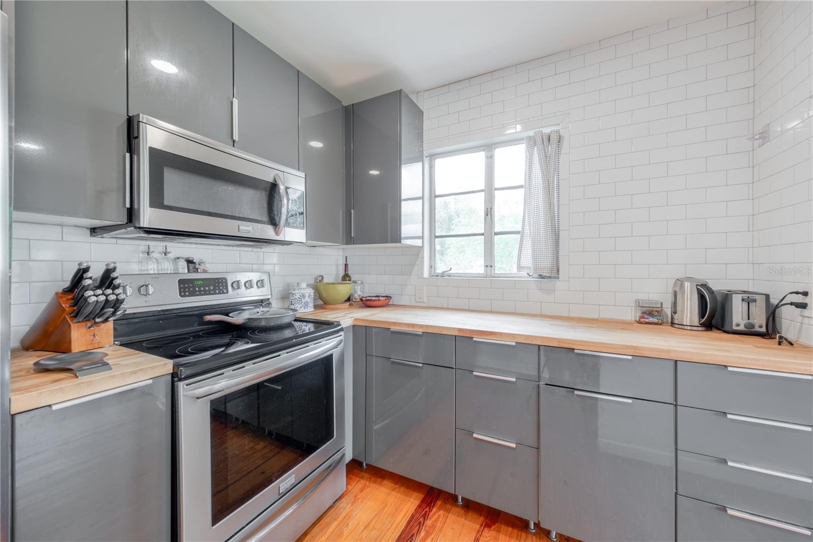109 W HAZEL ST