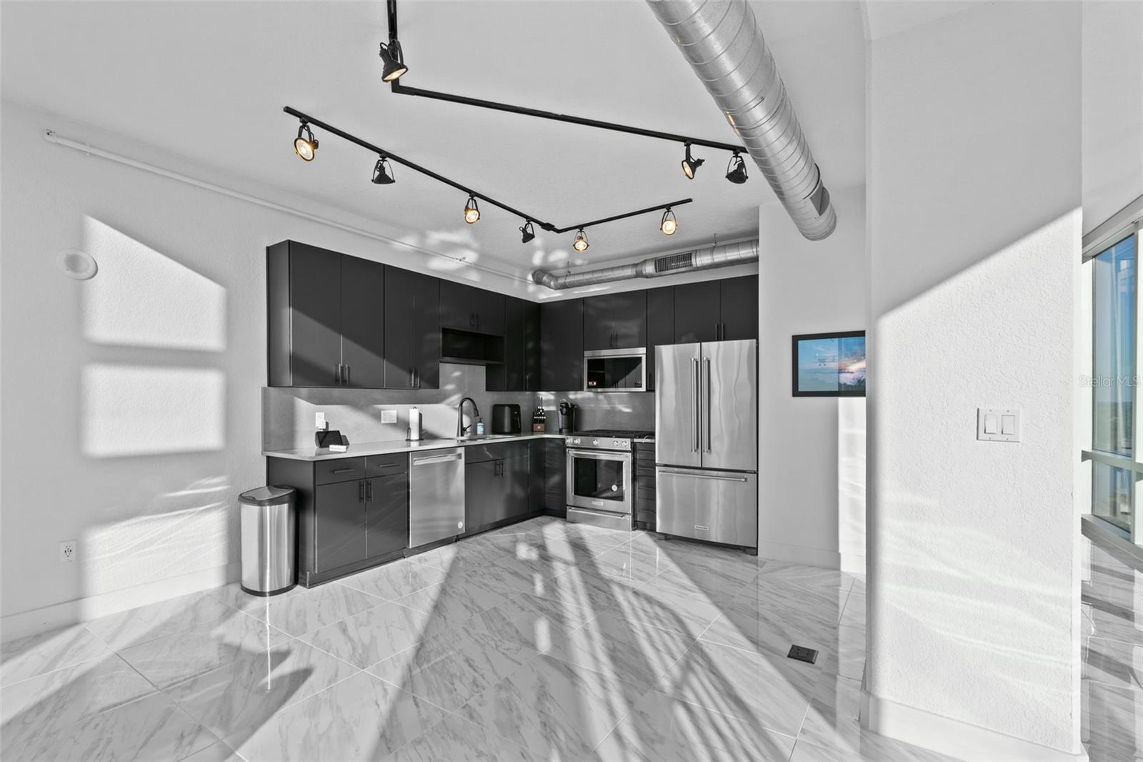 150 E ROBINSON ST #802