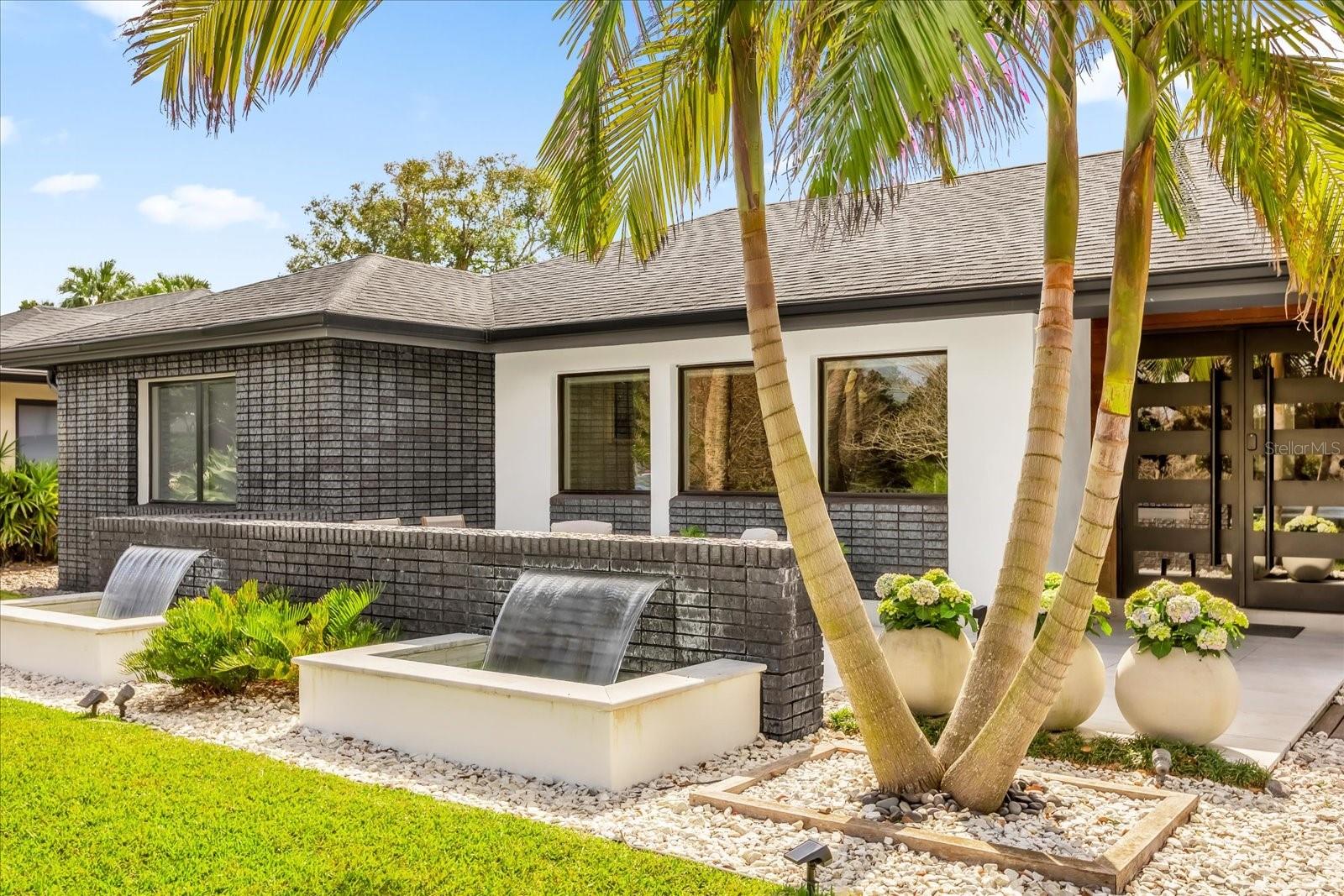 724 LAKE DAVIS DR