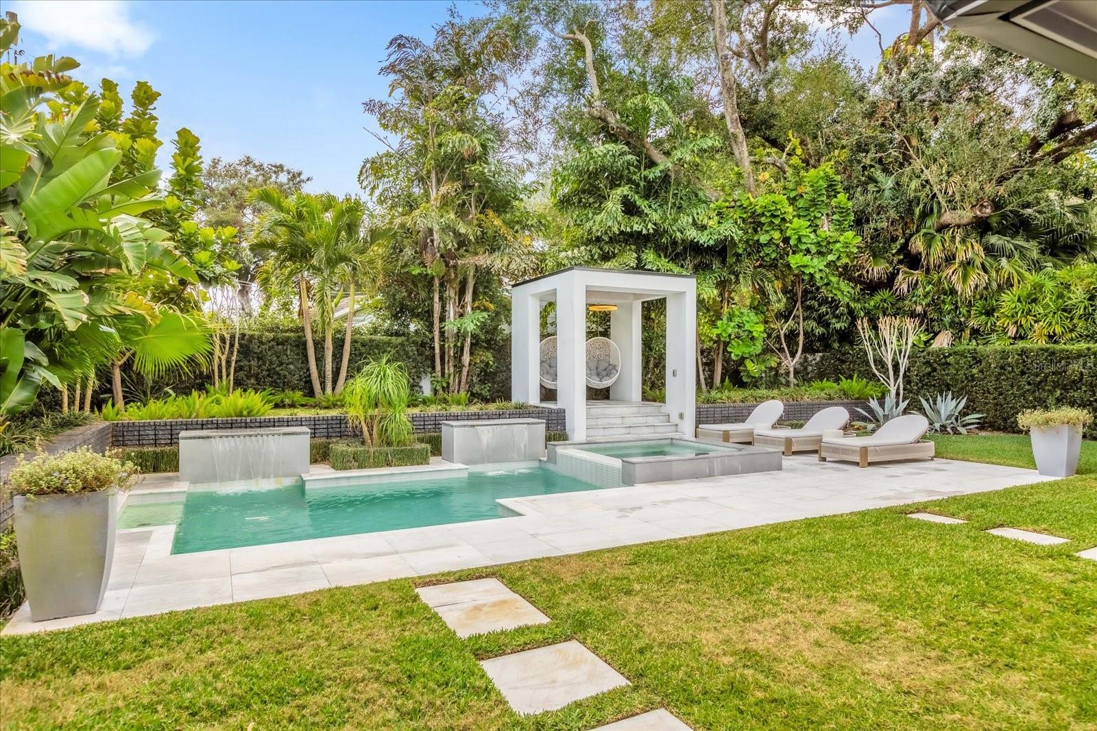 724 LAKE DAVIS DR