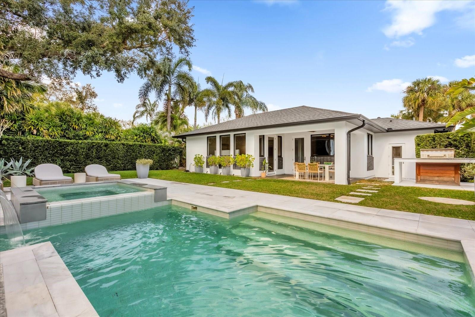 724 LAKE DAVIS DR
