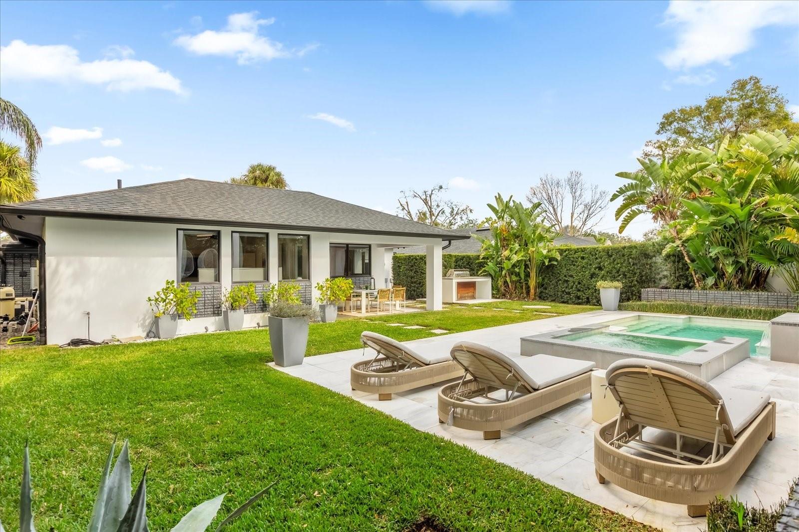 724 LAKE DAVIS DR