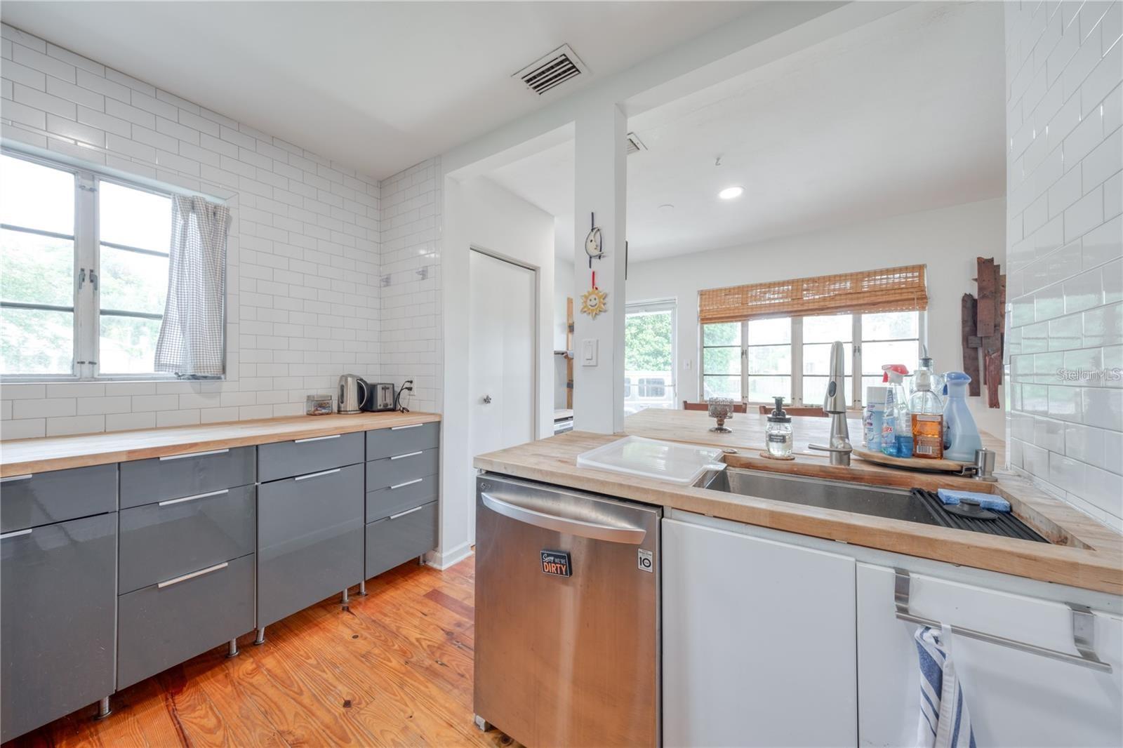 109 W HAZEL ST