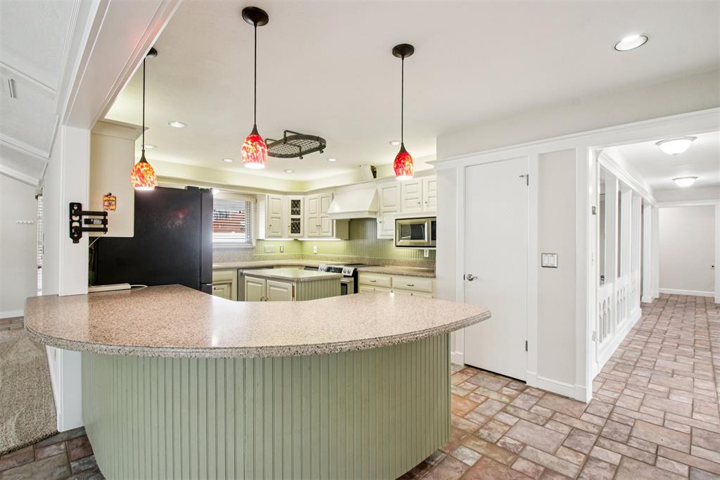 9111 Oak Hollow Drive