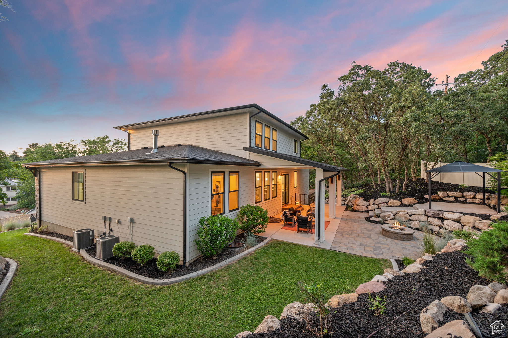 2692 E COMANCHE CIR