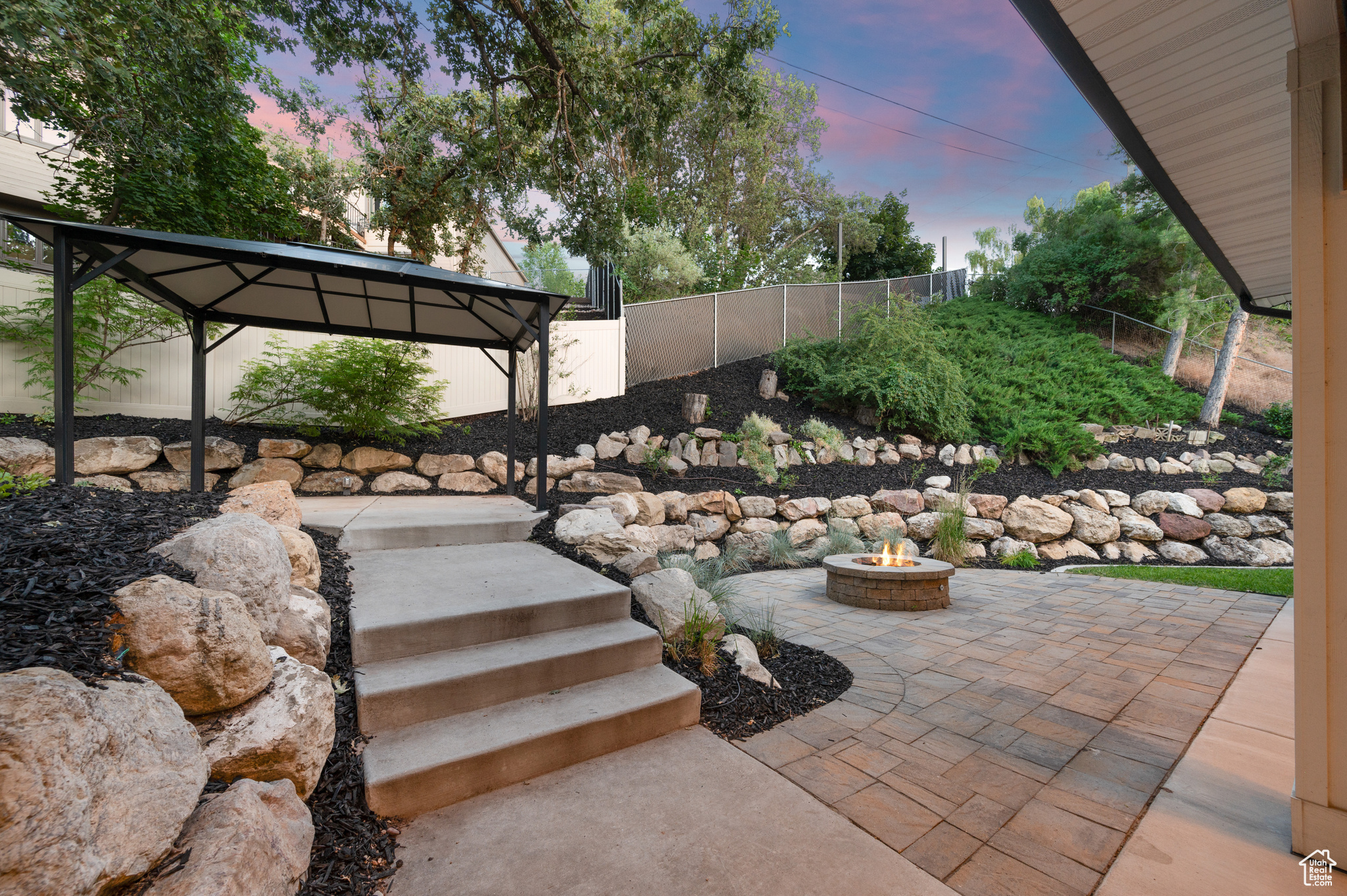 2692 E COMANCHE CIR