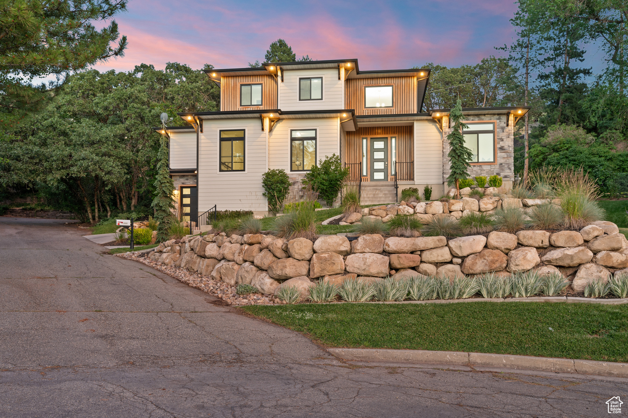 2692 E COMANCHE CIR