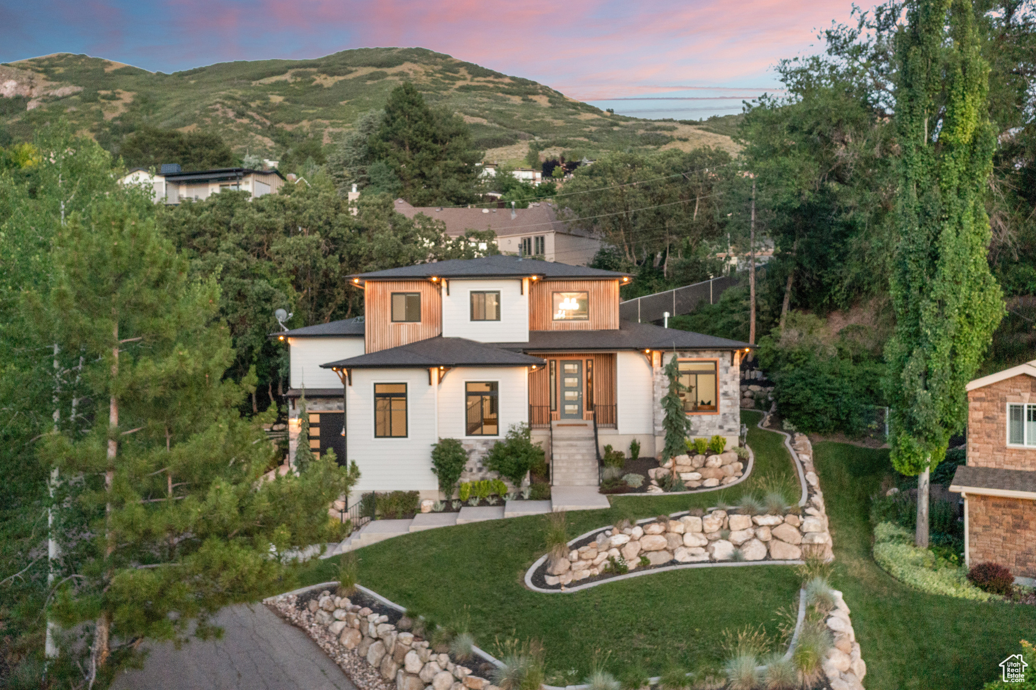 2692 E COMANCHE CIR