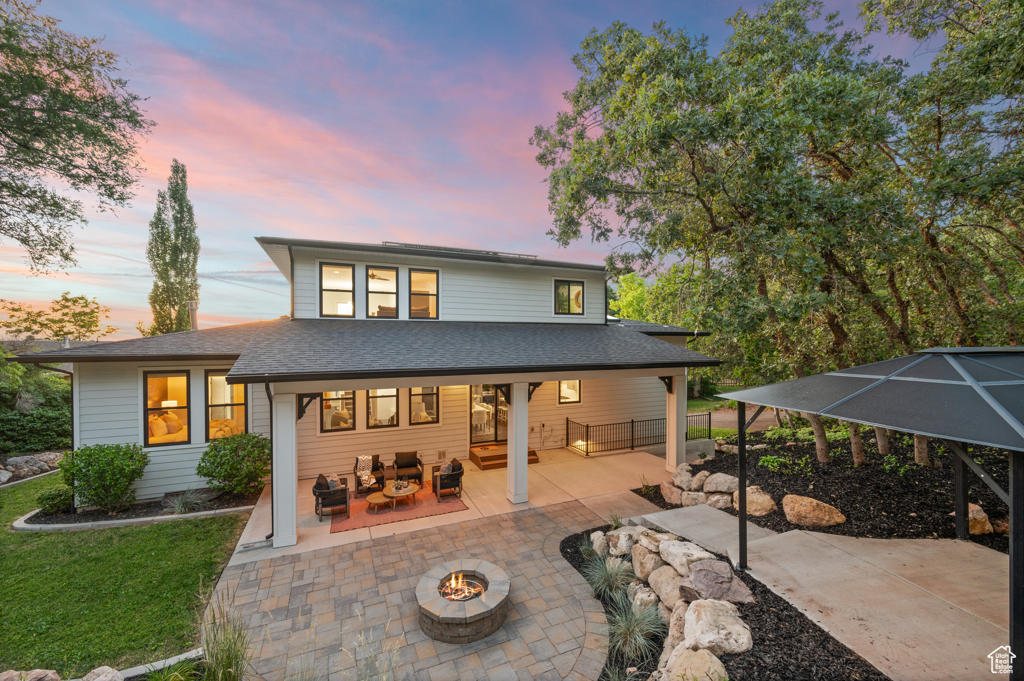 2692 E COMANCHE CIR