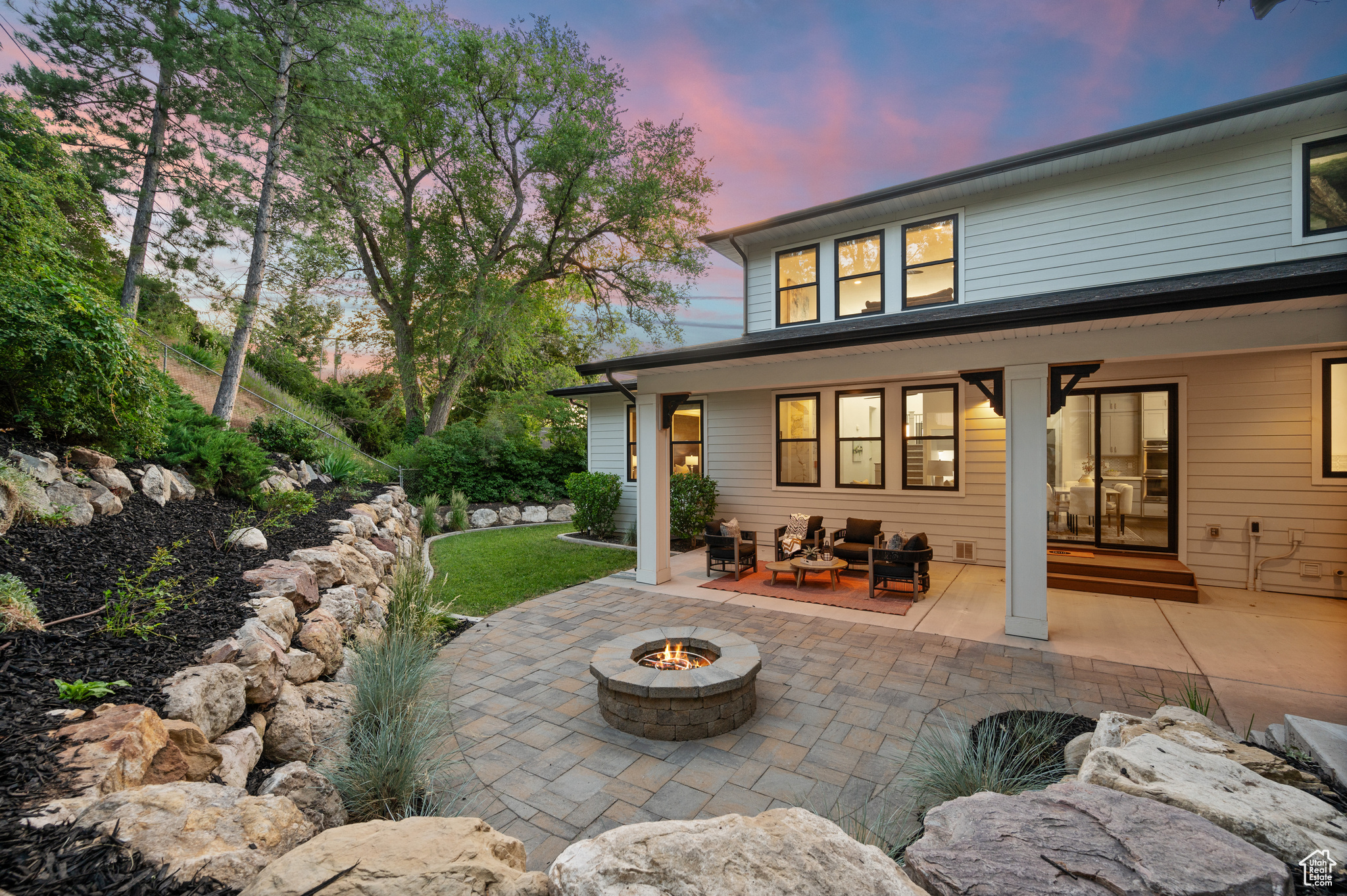 2692 E COMANCHE CIR