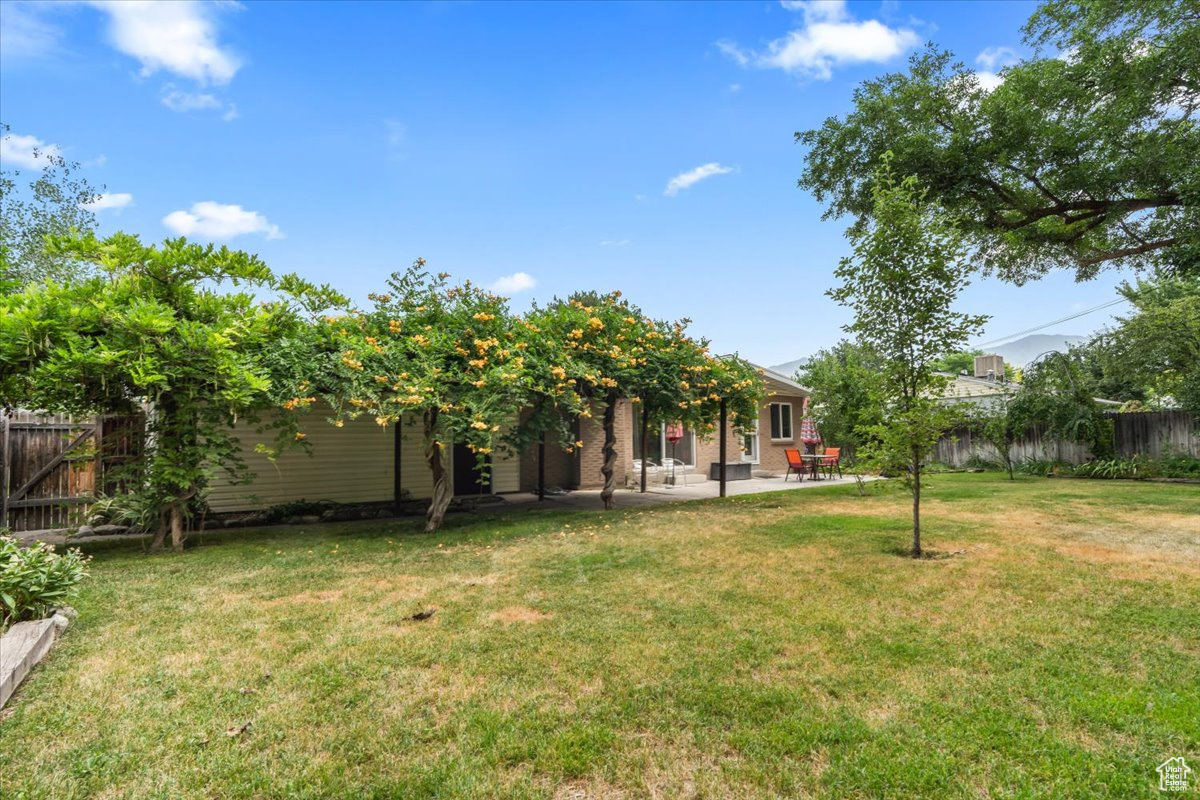 1926 E MOOR MONT DR