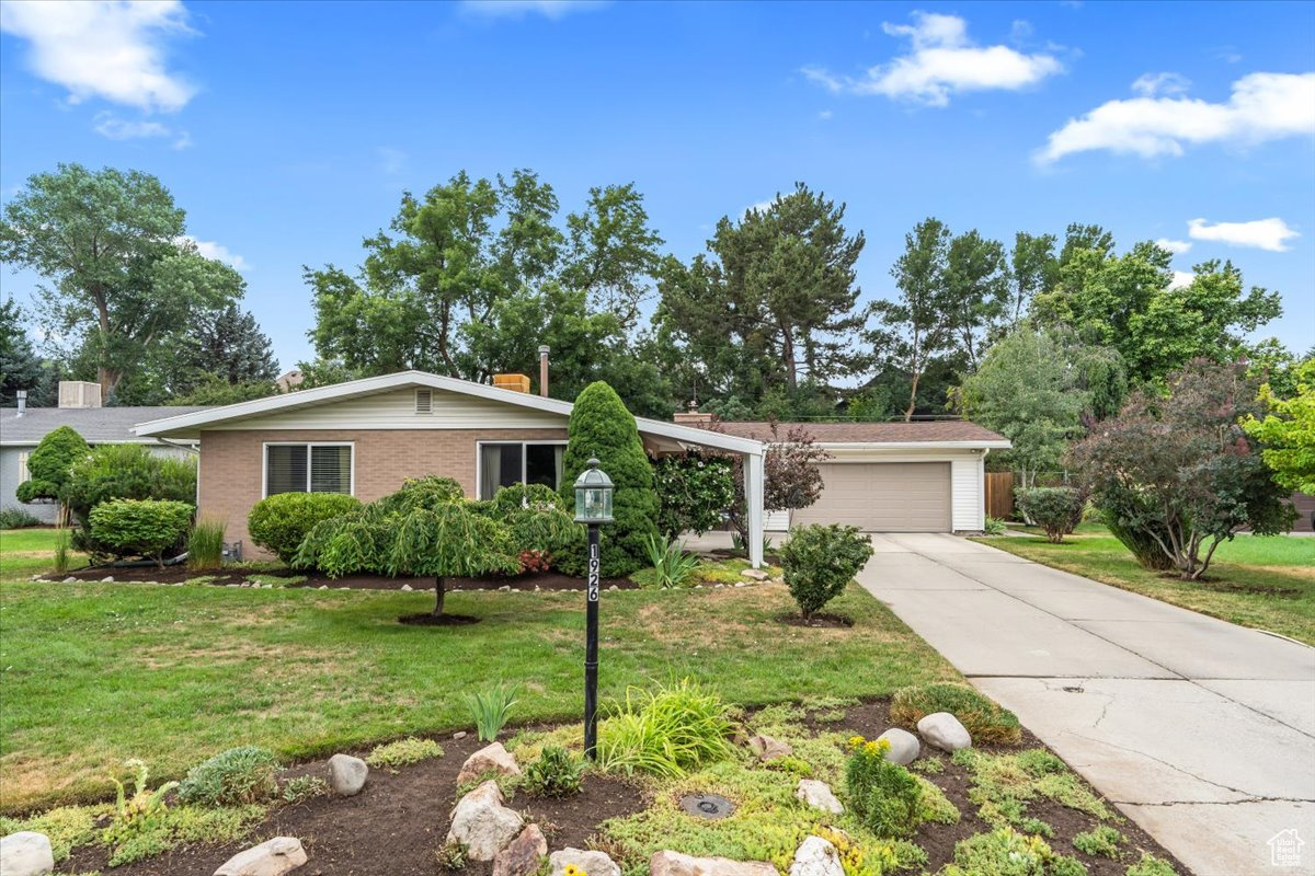1926 E MOOR MONT DR