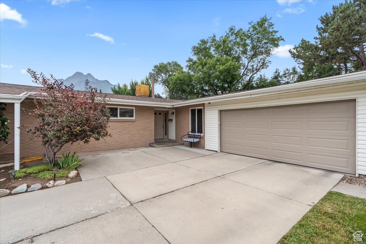 1926 E MOOR MONT DR