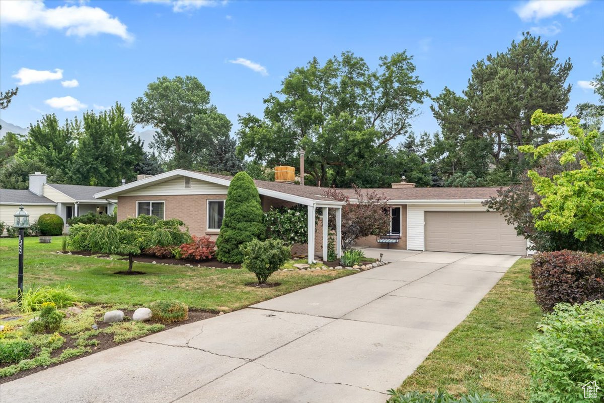 1926 E MOOR MONT DR