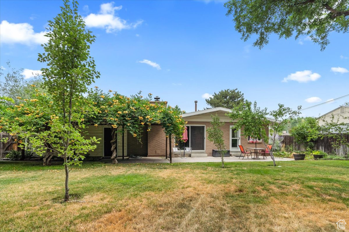 1926 E MOOR MONT DR