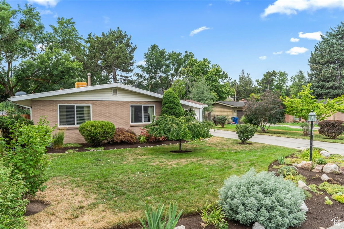 1926 E MOOR MONT DR